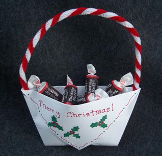 http://www.craftelf.com/Crafts/Paper_Candy_Cup_folding_instrucitons_Christmas%20paper%20candy%20cup%20filled.JPG